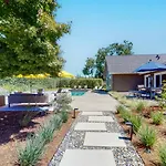 Modern Country Retreat Close To Sonoma Plaza