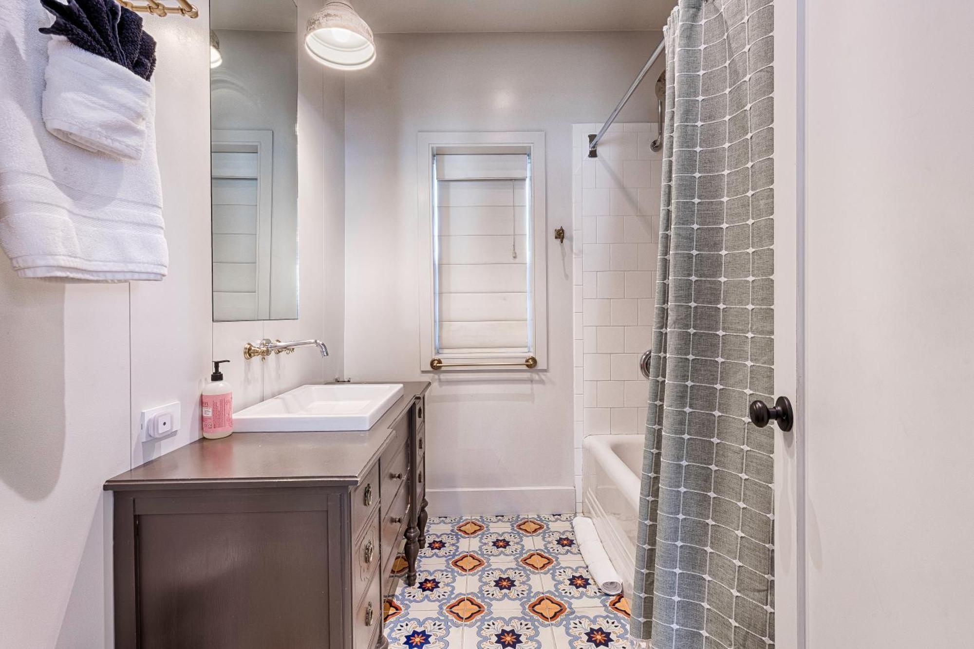 Timeless Charm, Modern Comfort Close To Everything Holiday home