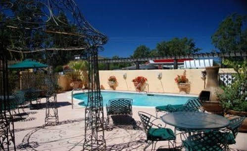 Vineyard Hotel 3*