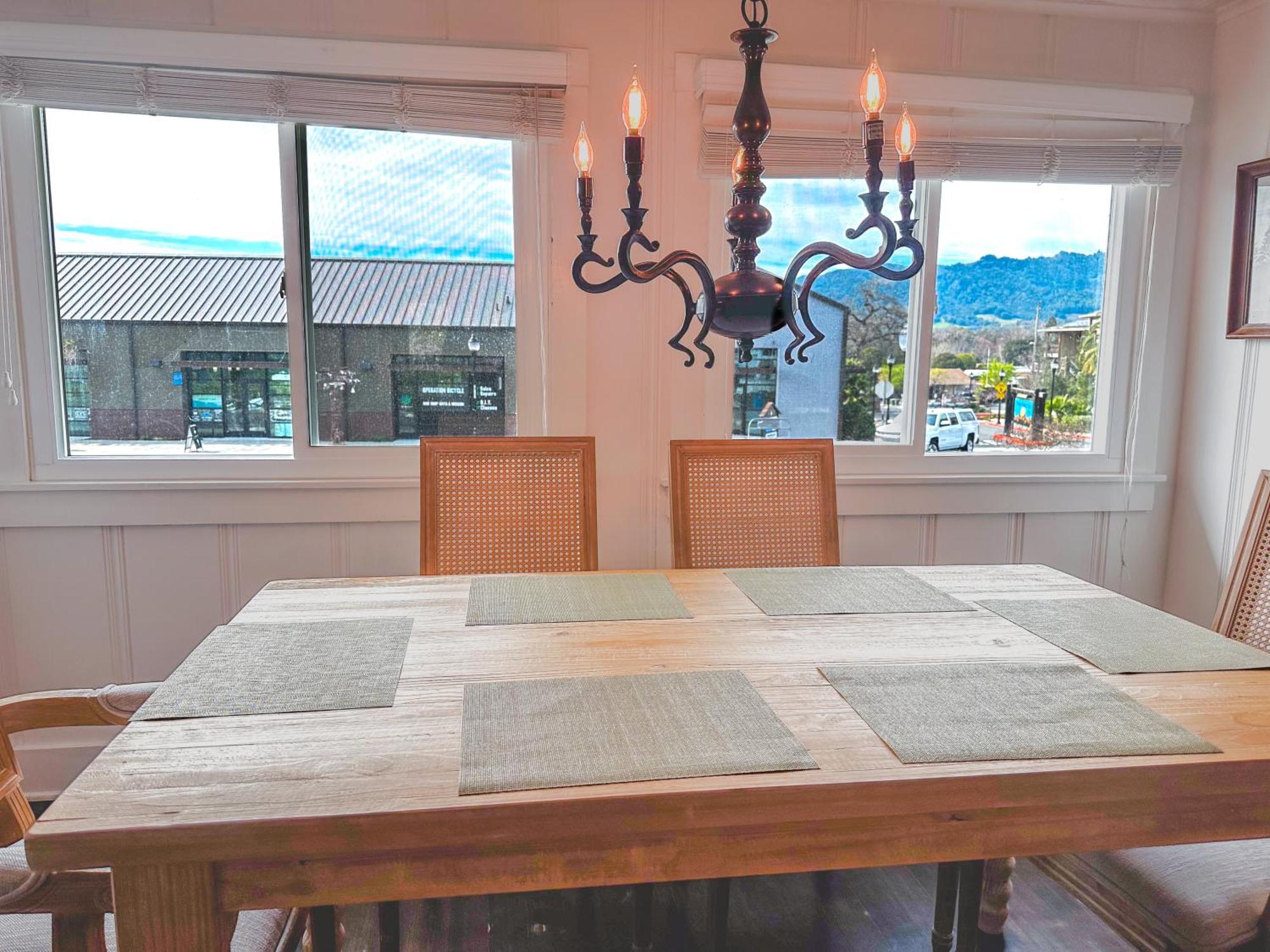 Timeless Charm, Modern Comfort Close To Everything Holiday home