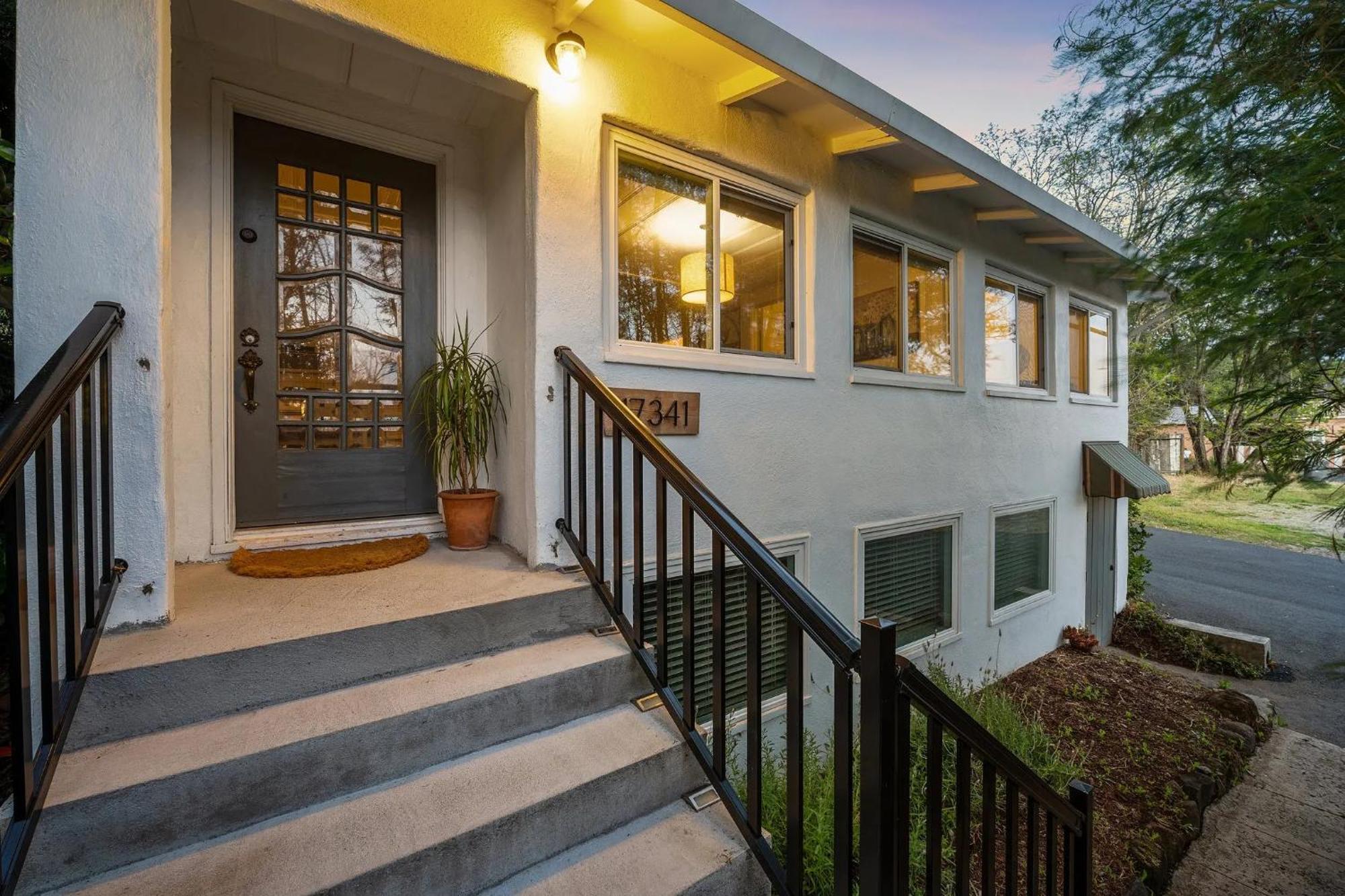 Holiday home Timeless Charm, Modern Comfort Close To Everything *