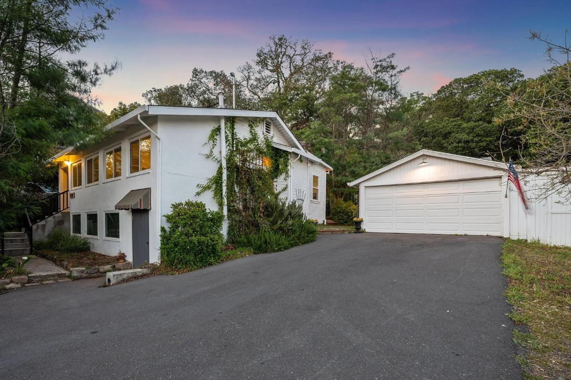 Holiday home Timeless Charm, Modern Comfort Close To Everything *