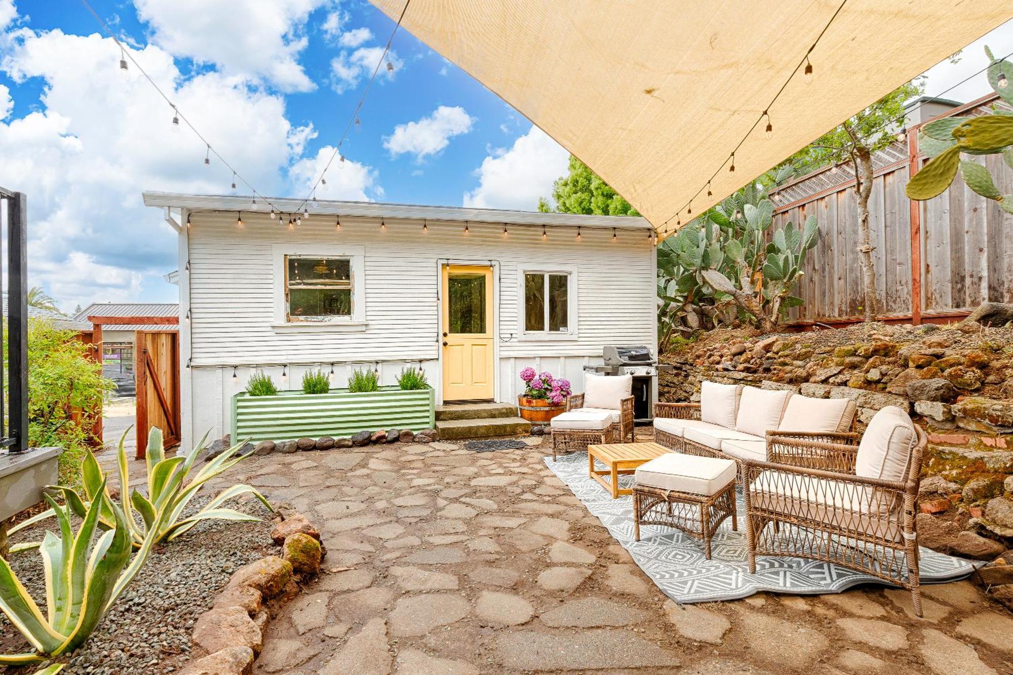 Holiday home Timeless Charm, Modern Comfort Close To Everything *