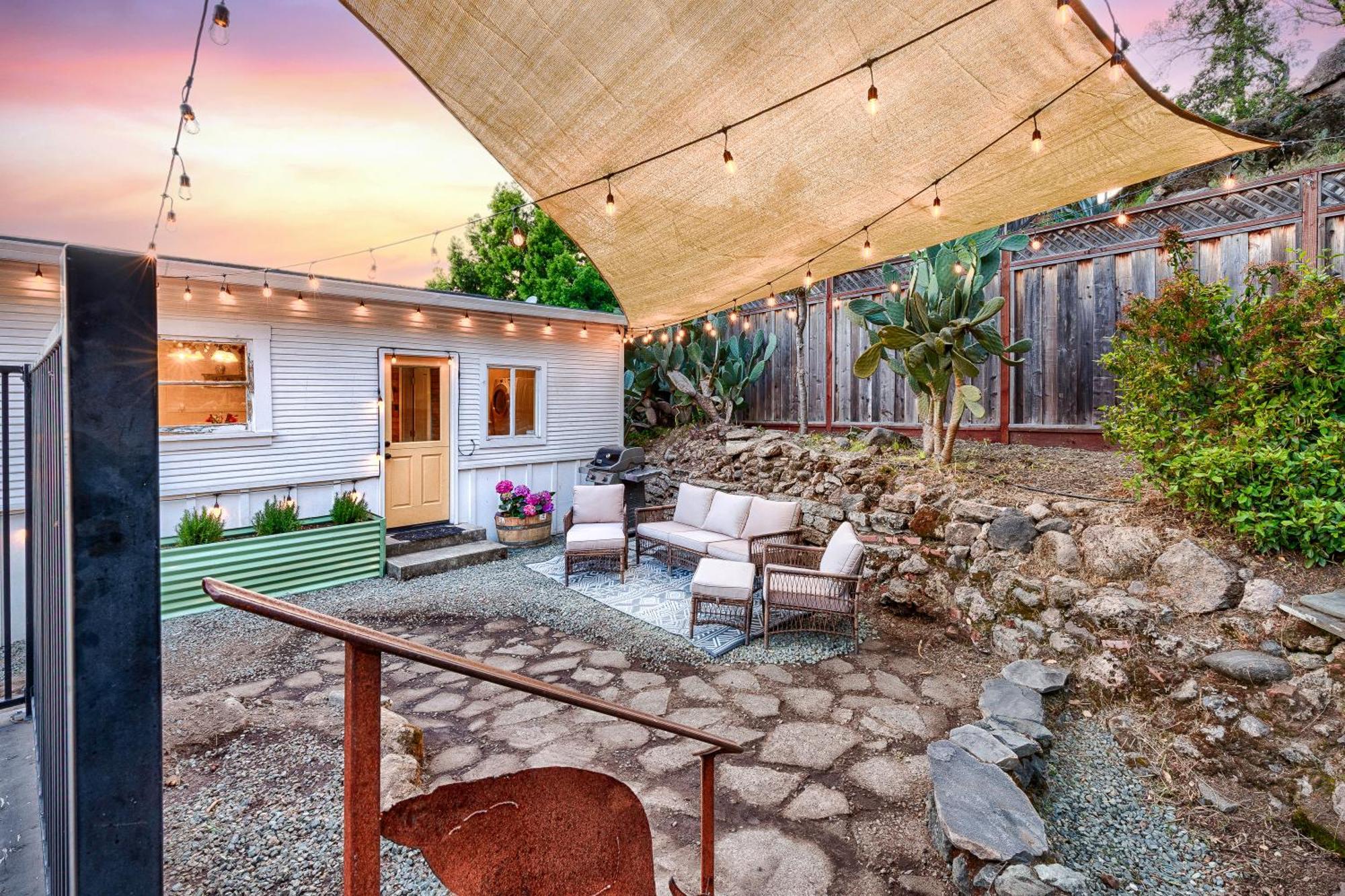 Timeless Charm, Modern Comfort Close To Everything Holiday home