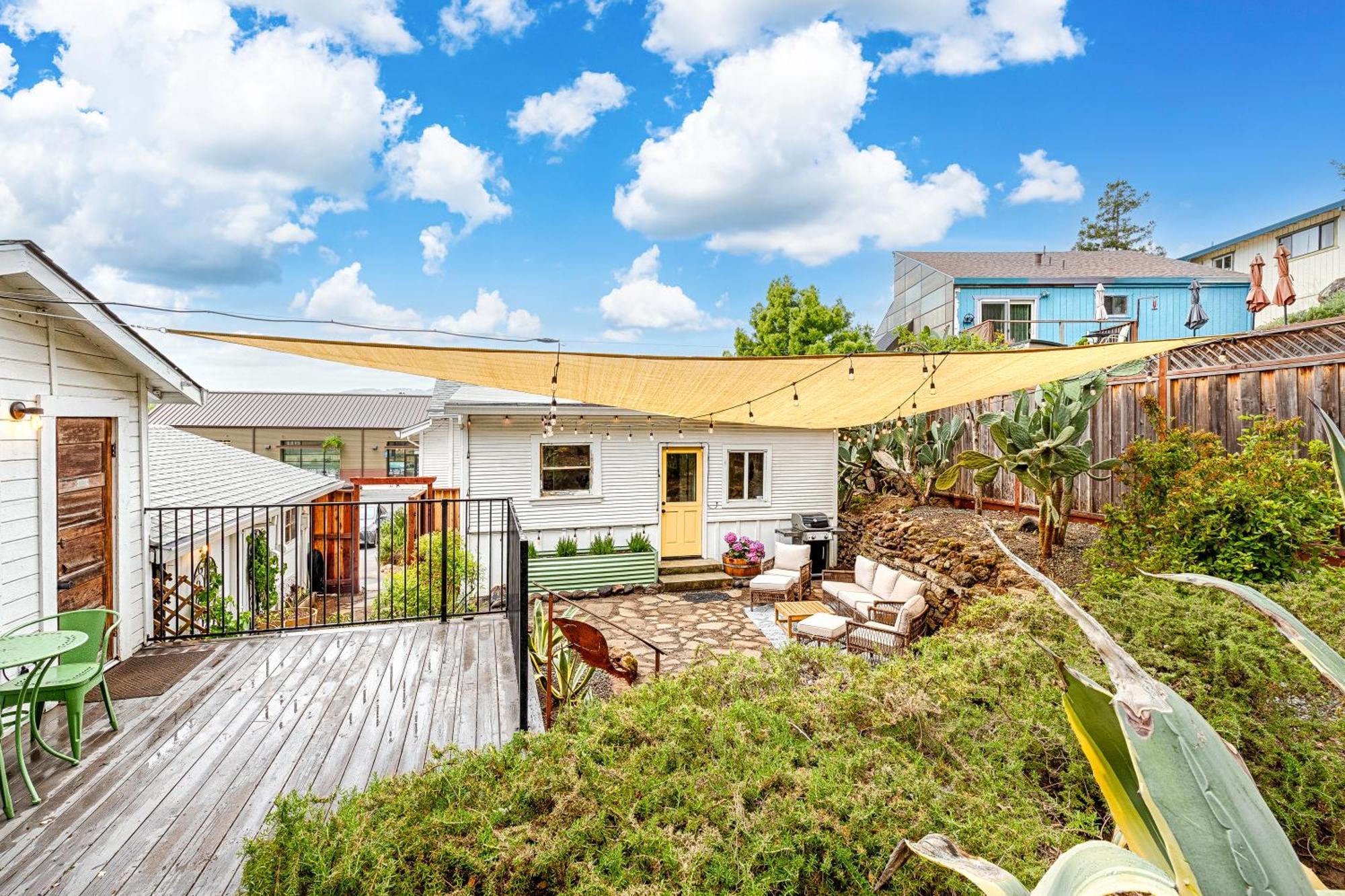 Holiday home Timeless Charm, Modern Comfort Close To Everything *