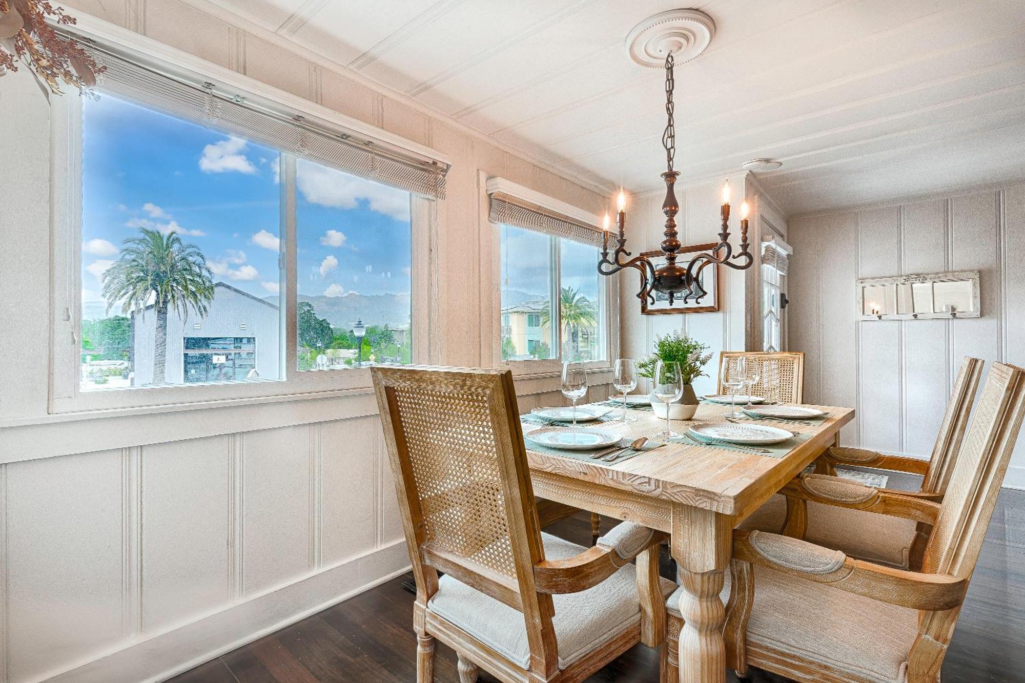 Timeless Charm, Modern Comfort Close To Everything Holiday home