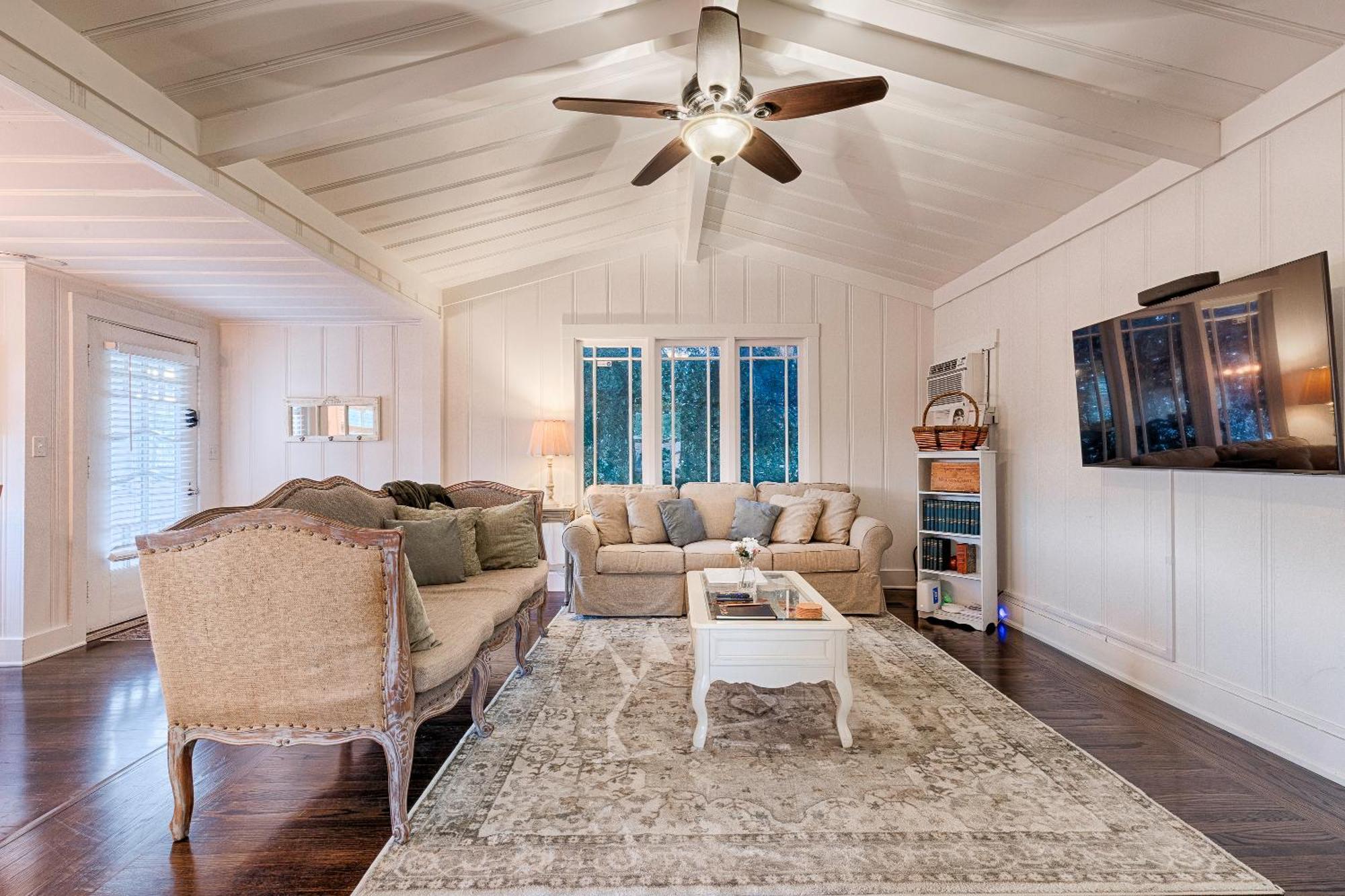 Timeless Charm, Modern Comfort Close To Everything Holiday home *
