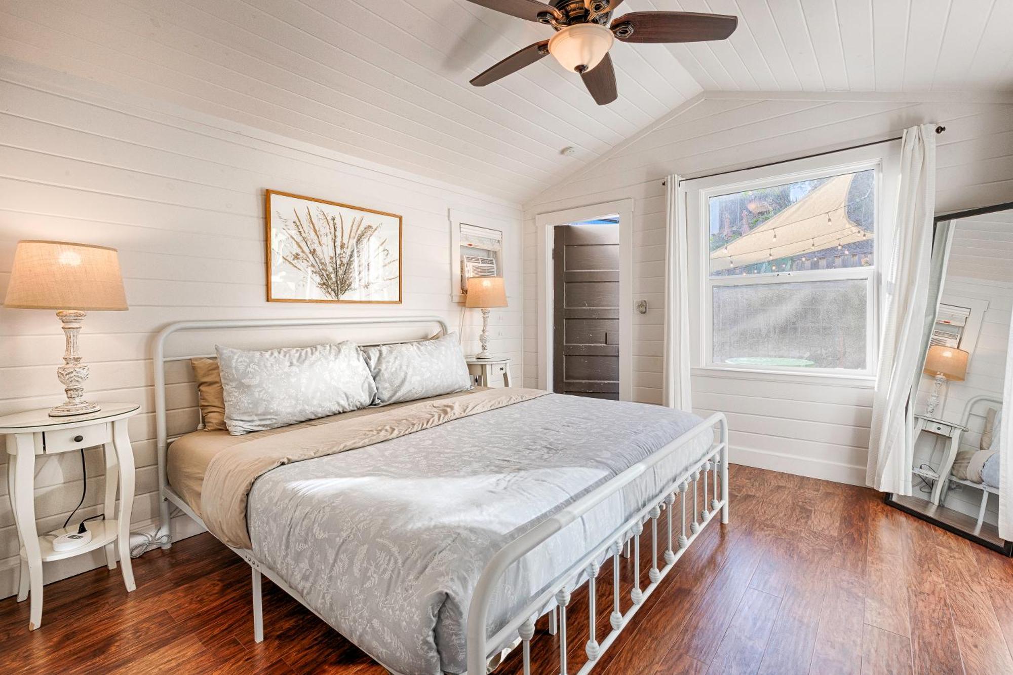 Holiday home Timeless Charm, Modern Comfort Close To Everything *