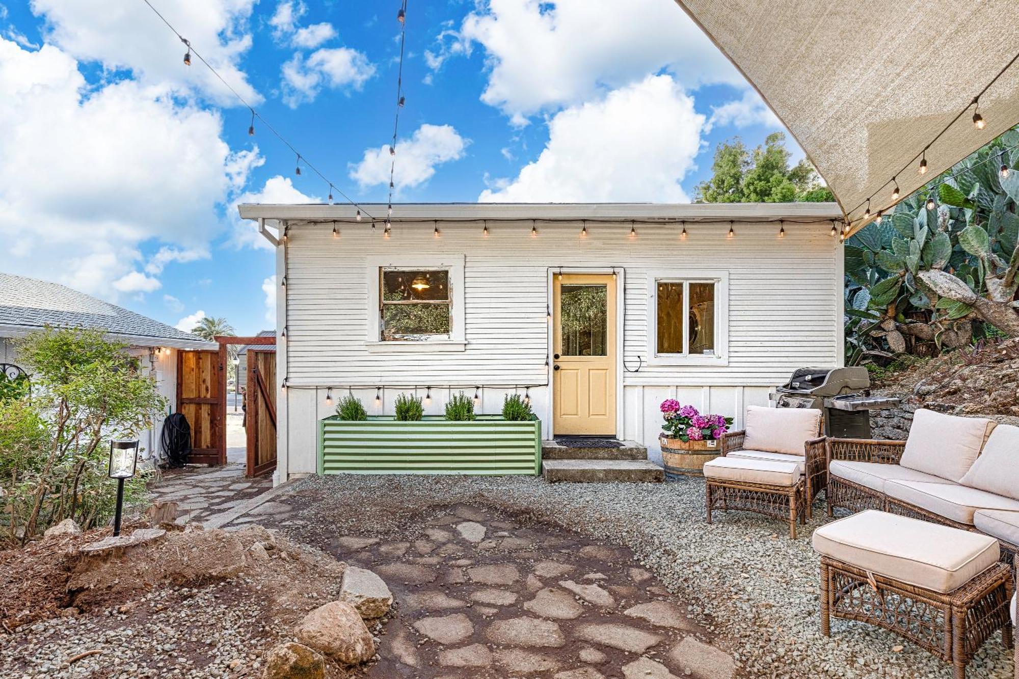 Holiday home Timeless Charm, Modern Comfort Close To Everything *