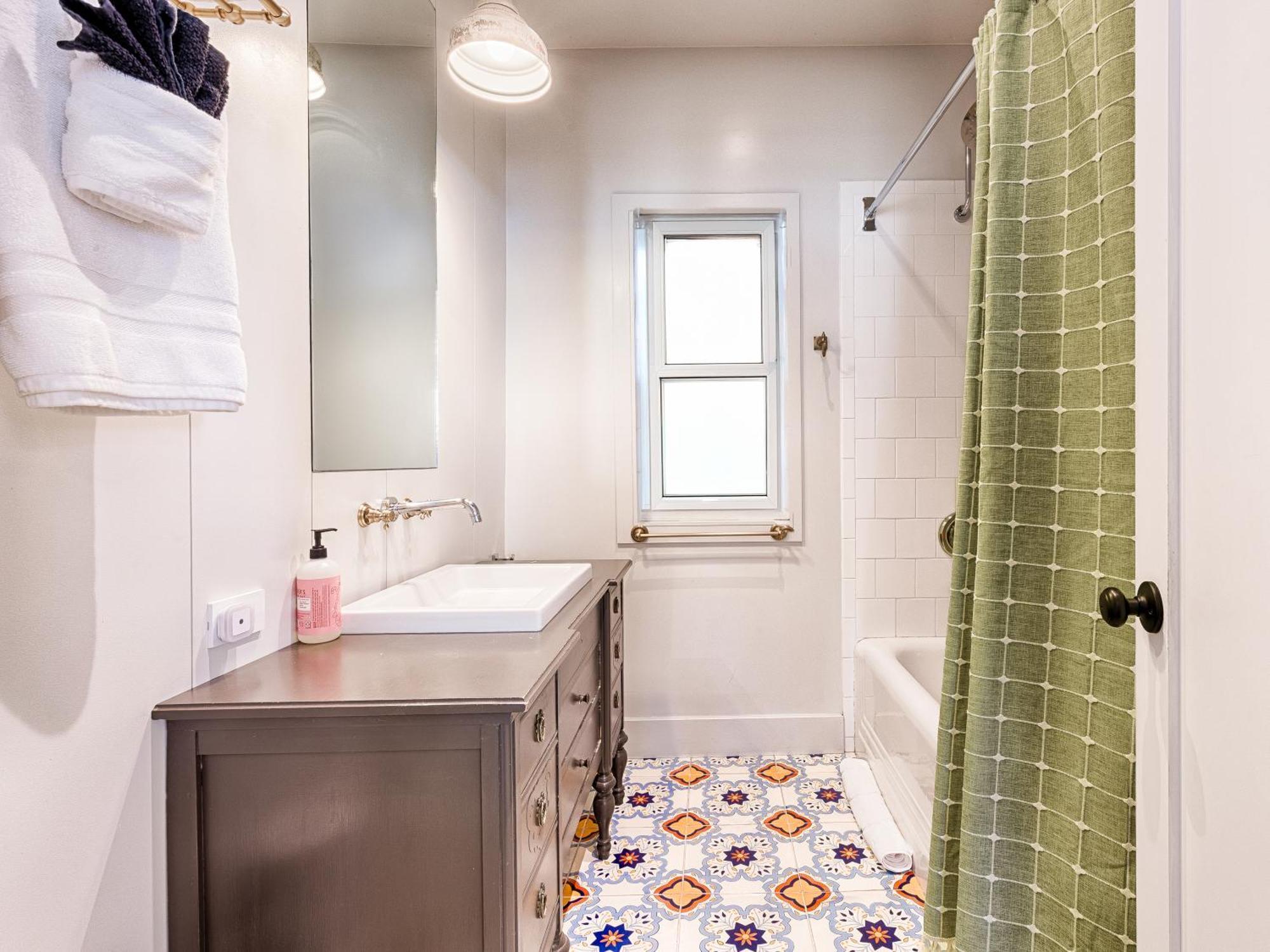 Timeless Charm, Modern Comfort Close To Everything Holiday home *